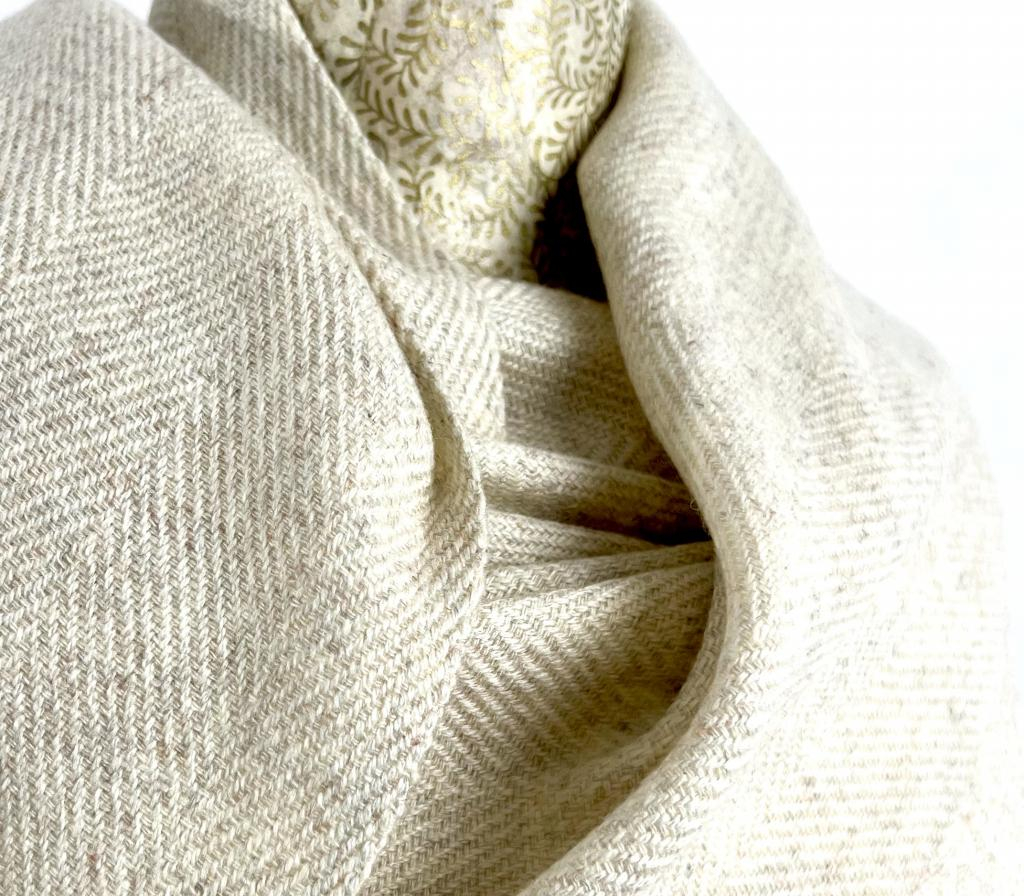 Étole, écharpe épaisse à larges chevrons beige très clair chiné en cachemire naturel et éthique du Népal.