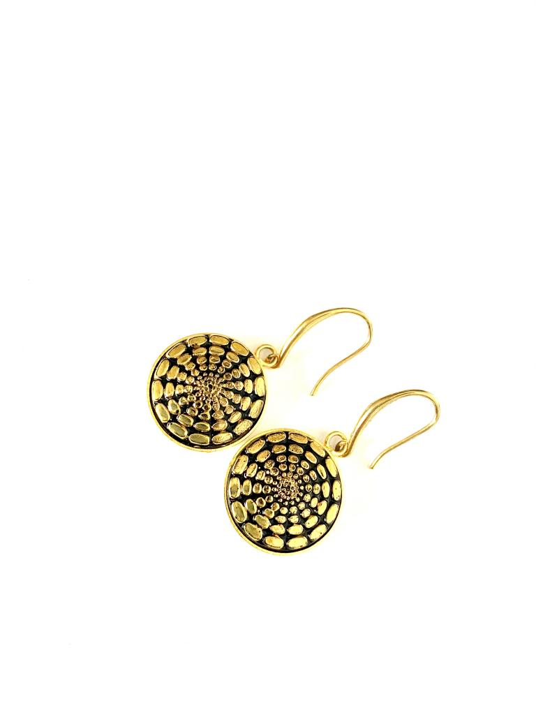 Rosaces dorées. Boucles d'oreilles artisanales en boutons anciens 