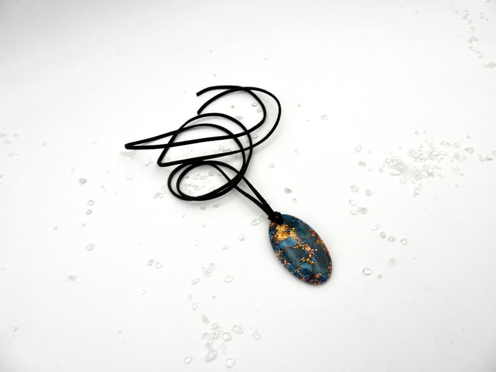 Pendentif orgonite galet ovale apatite bleue avec lacet