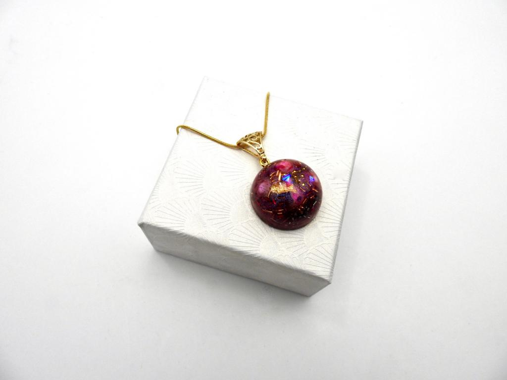 Pendentif orgonite demi sphère agate rose