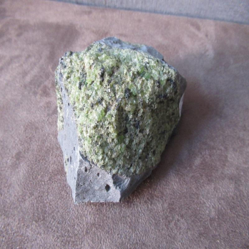 Péridot vert brut sur basalte 3