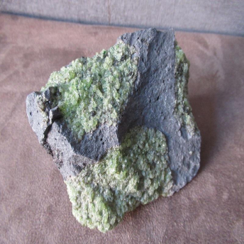 Péridot vert brut sur basalte 2