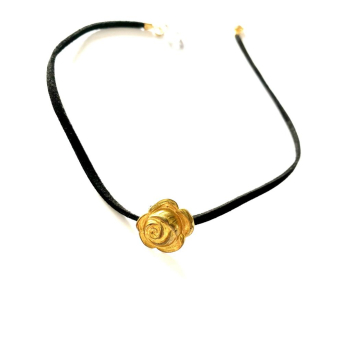 Tour du cou camélia noir. Collier artisanal en bouton ancien