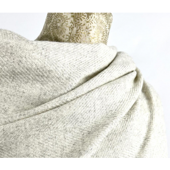 Étole, écharpe épaisse à larges chevrons gris clair chiné en cachemire naturel et éthique du Népal.