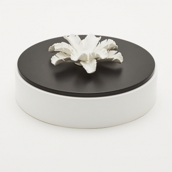 Boîte décorative en bois ornée d'une fleur en céramique / PILAMO
