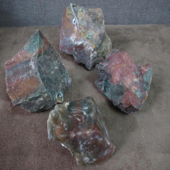 Jaspe héliotrope brut (pierre de sang)