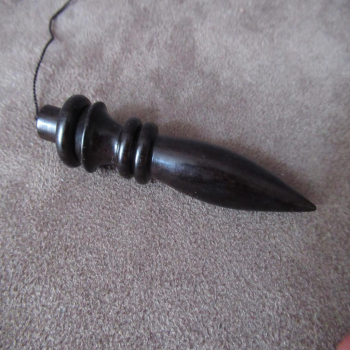 Pendule égyptien en bois dur noir