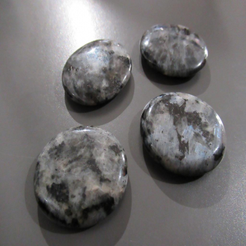 Galet plat de labradorite