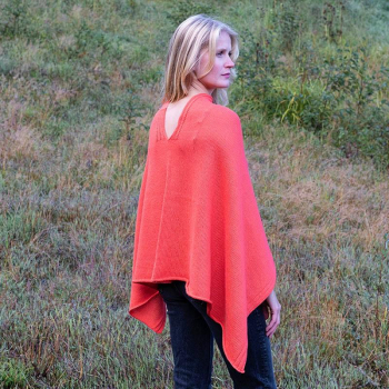 Poncho alpaga corail et pochette assortie