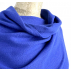 Étole, écharpe épaisse à larges chevrons bleu roi uni en cachemire naturel et éthique du Népal.