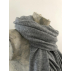 Écharpe grise tricotée en cachemire éthique du Népal 