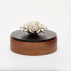 Boîte décorative en bois ornée d'une fleur en céramique / CHAN 