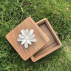 Boîte carré en bois ornée d'une fleur en porcelaine / TUKA