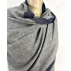 Étole, écharpe grise à bordure bleu marine en cachemire naturel et éthique du Népal.