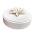 Coffret en bois laqué blanc avec fleur en céramique / MANG 