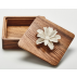 Boîte carré en bois ornée d'une fleur en porcelaine / TUKA