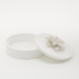 Coffret en bois laqué blanc avec fleur en céramique / MANG XL