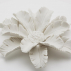 Coffret en bois laqué blanc avec fleur en céramique / MANG 