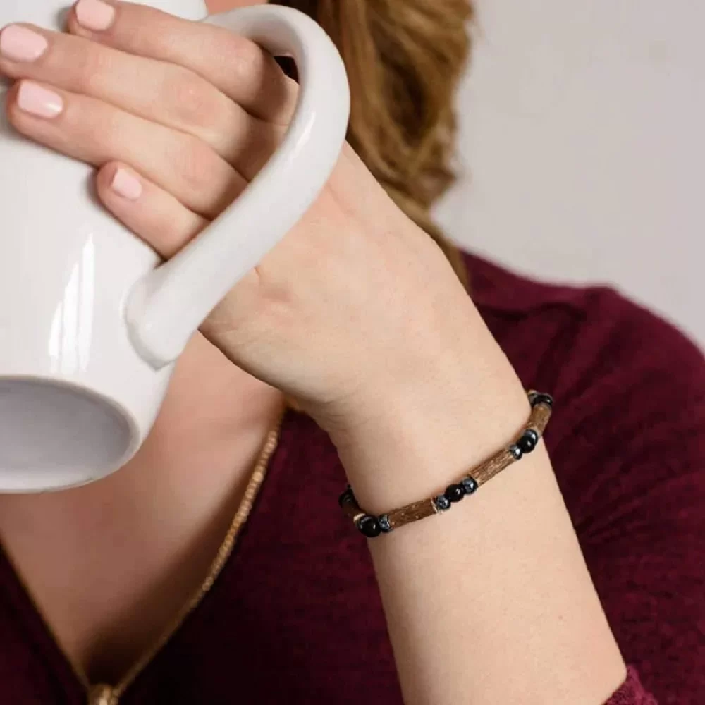 Bracelet simple en noisetier à long bec, pierres de lave et hématite 20cm Pur Noisetier